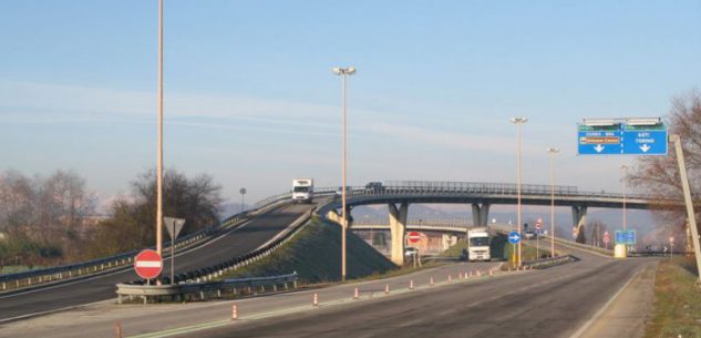 La Guida - Alba, chiuso il ponte della tangenziale uscita su corso Nebbiolo