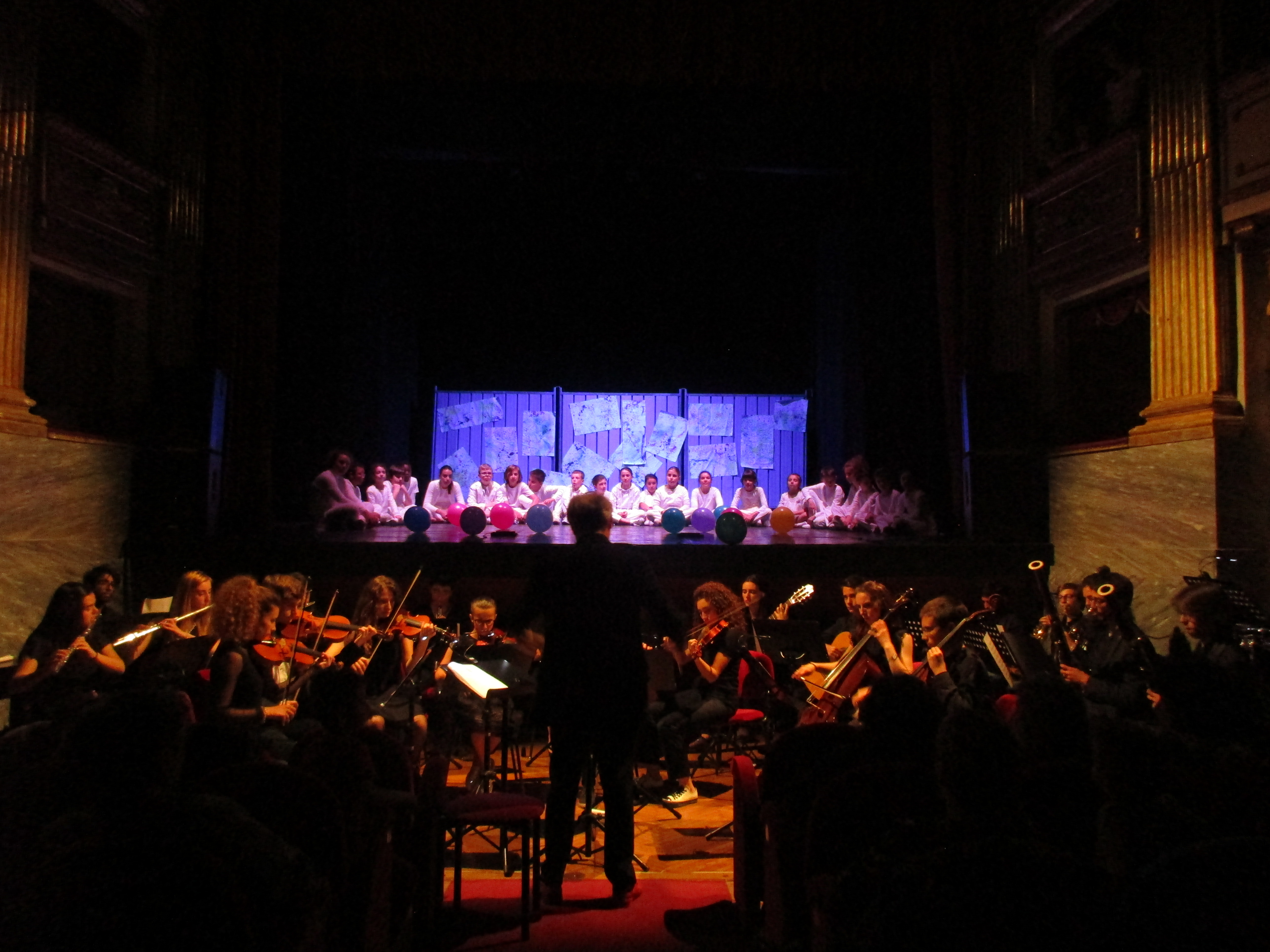 Alunni del corso di teatro e allievi del Ghedini impegnati nello spettacolo teatrale