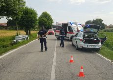 La Guida - Auto fuori strada a Roata Rossi, interviene la Polizia municipale