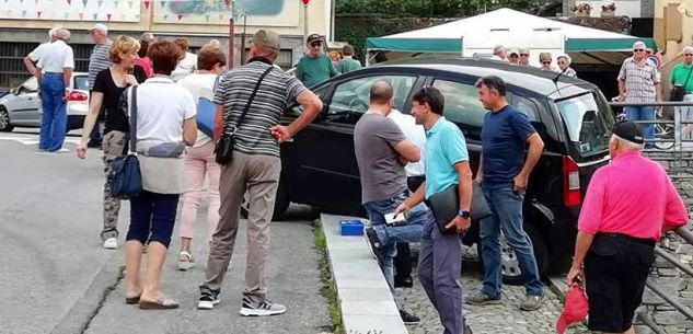 La Guida - Auto contro la cancellata della chiesa