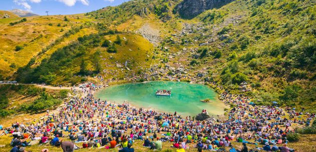 La Guida - Musica sul palco galleggiante sul lago Terrasole