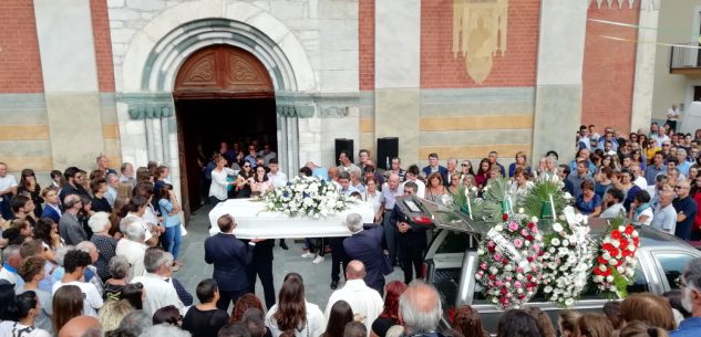 La Guida - Una folla commossa ai funerali di Marianna