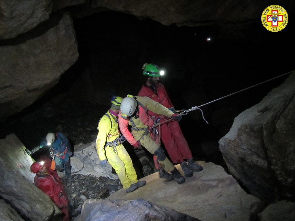 Soccorso alpino - esercitazione nella Grotta di Piaggia Bella