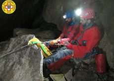 La Guida - Salvo lo speleologo rimasto incastrato nella grotta a Garessio (video)