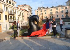 La Guida - Inaugurata “L’abbraccio del cigno” in piazza Boves