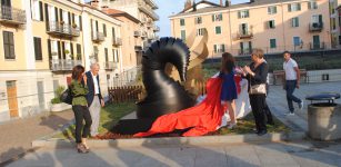 La Guida - Inaugurata “L’abbraccio del cigno” in piazza Boves