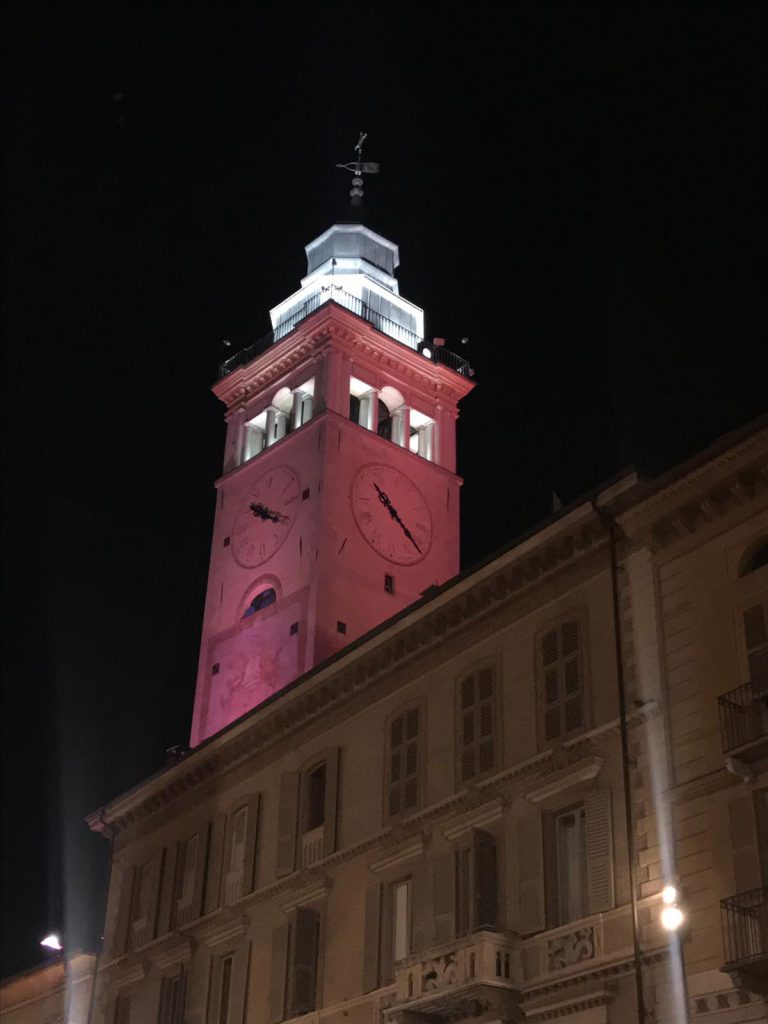 Cuneo, torre civica illuminata di rosa