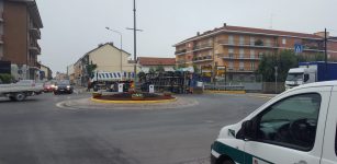 Bra, un mezzo pesante si ribalta in una rotatoria La Guida - Bra, un mezzo pesante si ribalta in una rotatoria