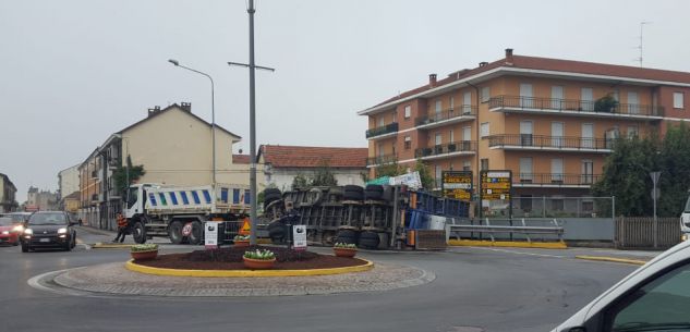 La Guida - Bra, un mezzo pesante si ribalta in una rotatoria