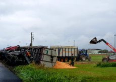 La Guida - Camion si ribalta sulla strada tra Busca e Costigliole