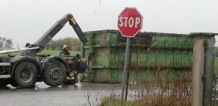 La Guida - Rimorchio del camion della spazzatura si ribalta in un campo