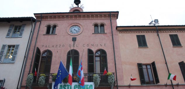 La Guida - “Sì Asti-Cuneo” uno striscione sul palazzo comunale