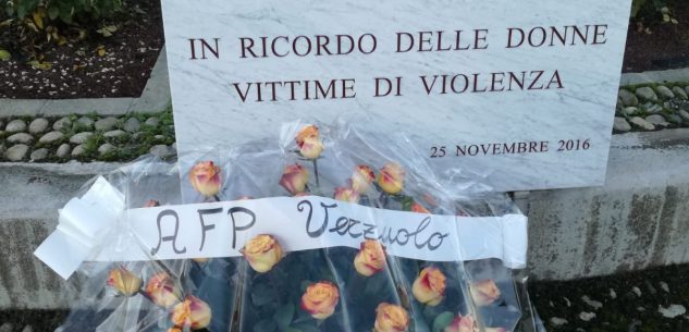 La Guida - Violenza sulle donne, mazzo di fiori dai ragazzi dell’Afp