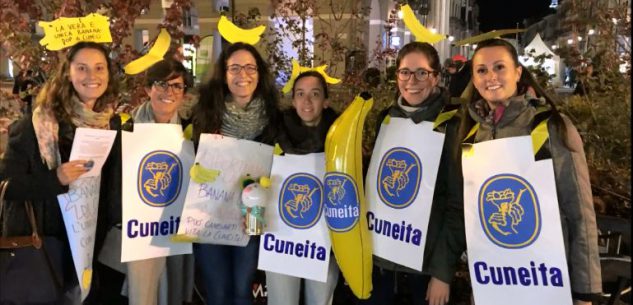 La Guida - Piazza Galimberti invasa dai Babbo Natale