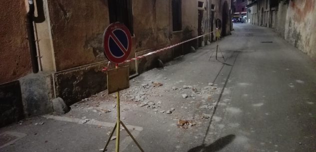 La Guida - Caraglio, pezzi di cornicione sono caduti in via Cappuccini