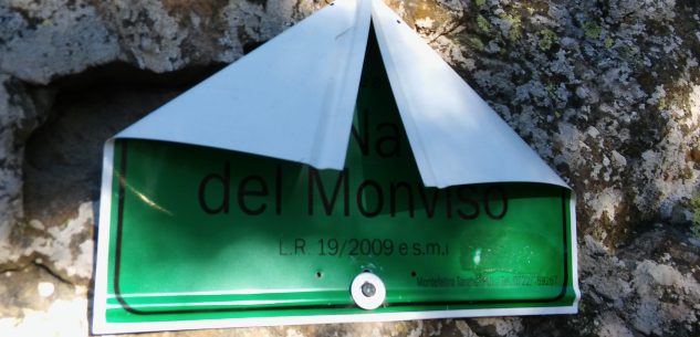 La Guida - Atto vandalico su cartelli del parco del Monviso