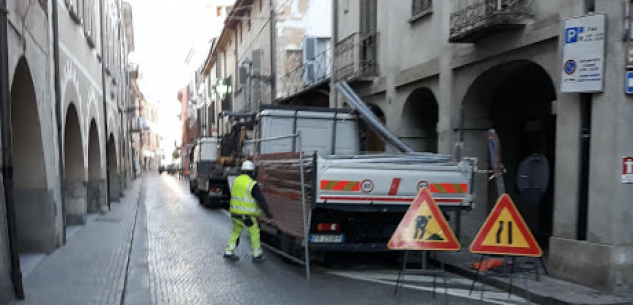 La Guida - Busca,  un tratto di via Umberto chiusa per lavori