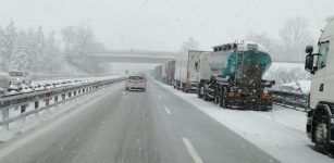 Neve: disagi sulle strade, mezzi pesanti fermi in autostrada La Guida - Neve: disagi sulle strade, mezzi pesanti fermi in autostrada
