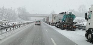 La Guida - Neve: disagi sulle strade, mezzi pesanti fermi in autostrada