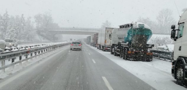 La Guida - Neve: disagi sulle strade, mezzi pesanti fermi in autostrada