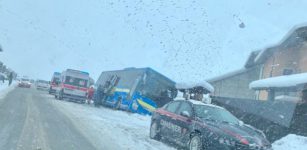 La Guida - Neve, un pullman fuori strada vicino a Roata Rossi