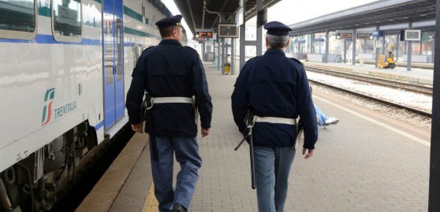 La Guida - Non fornisce i dati sul treno, denunciato un 22enne