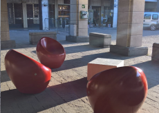 La Guida - Poltrone e panchine nel centro di Boves