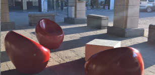 La Guida - Poltrone e panchine nel centro di Boves