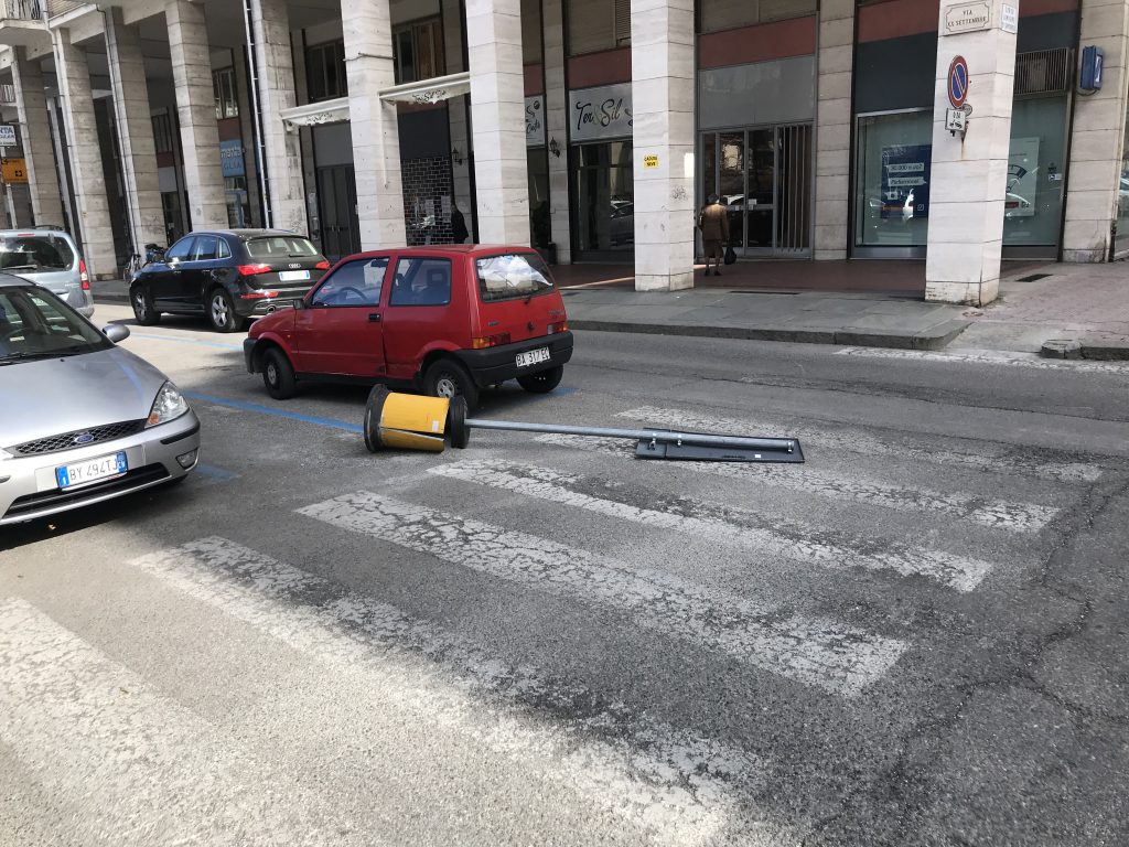 Il cartello caduto in via XX Settembre