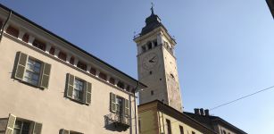 La Guida - La torre civica che guarda le montagne