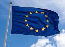 La Guida - A Cuneo distribuzione gratuita di bandiere europee