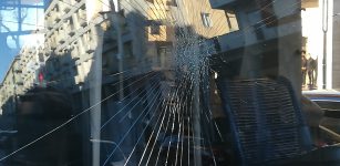 Pugno contro il parabrezza, un pullman bloccato a Cuneo La Guida - Pugno contro il parabrezza, un pullman bloccato a Cuneo
