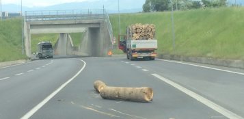 La Guida - Camion perde tronchi sull’Est-Ovest