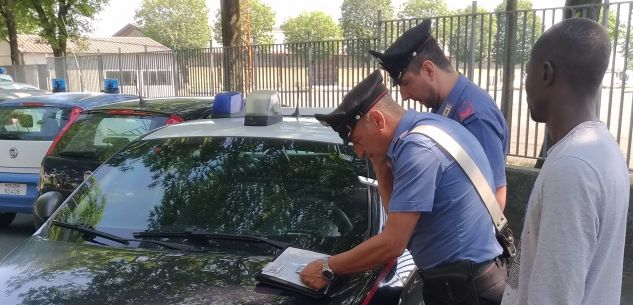 La Guida - Saluzzo, i Carabinieri controllano i giovani stagionali della frutta