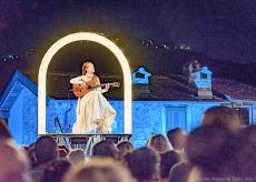 La Guida - Spettacolo itinerante nei cortili di Cuneo per l’Illuminata