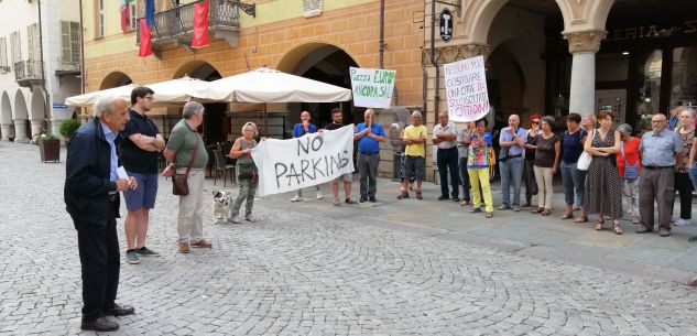 La Guida - Manifestazione per dire no ai due piani di parcheggio in piazza Europa