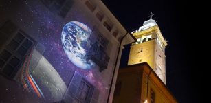 Grande spettacolo di video mapping sulla Luna in via Roma La Guida - Grande spettacolo di video mapping sulla Luna in via Roma