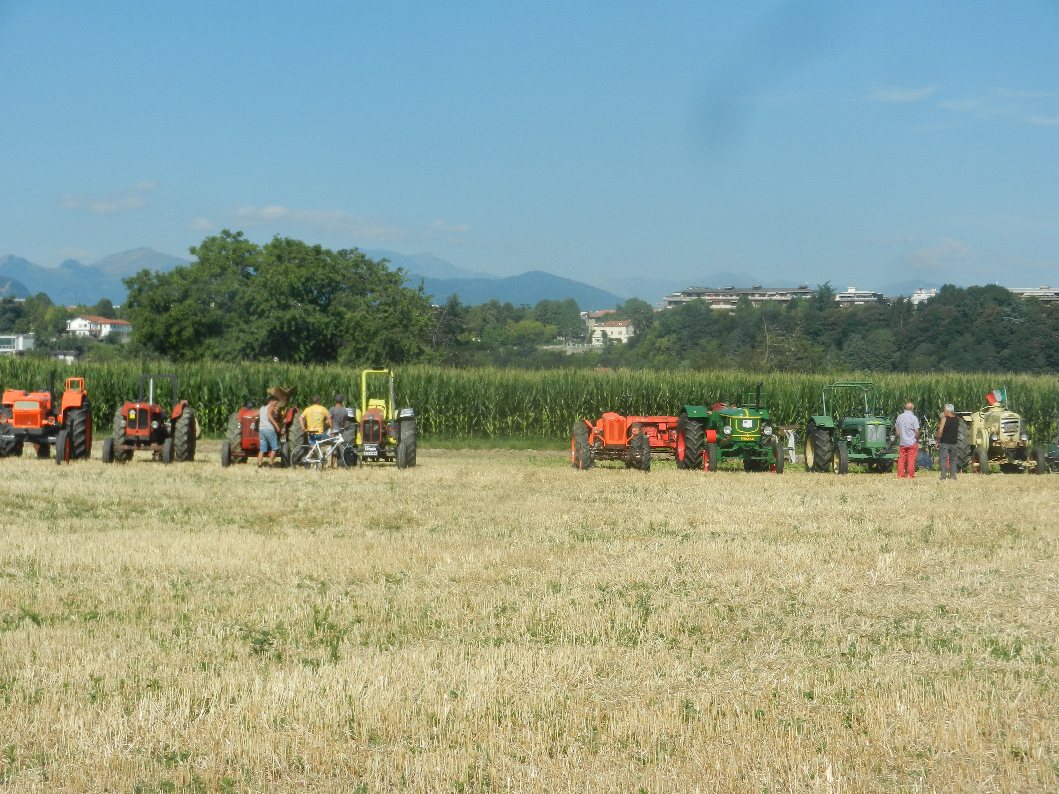 Dimostrazioi di aratura di ieri e di oggi in campo