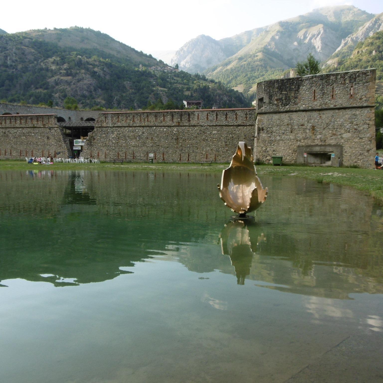 Il monumento in mezzo al lago di Vinadio