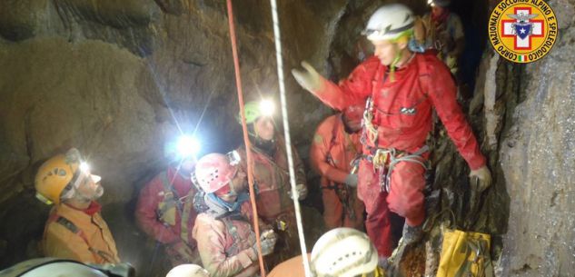 La Guida - Speleologo francese bloccato in una grotta, ora riposa a -170 metri
