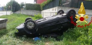 La Guida - Auto capottata a Fossano in via Salmour, due persone ferite