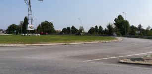 Semaforo in via Cuneo per l’asfaltatura della rotonda La Guida - Semaforo in via Cuneo per l’asfaltatura della rotonda