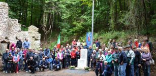 La Guida - Una lapide nel bosco per una famiglia trucidata