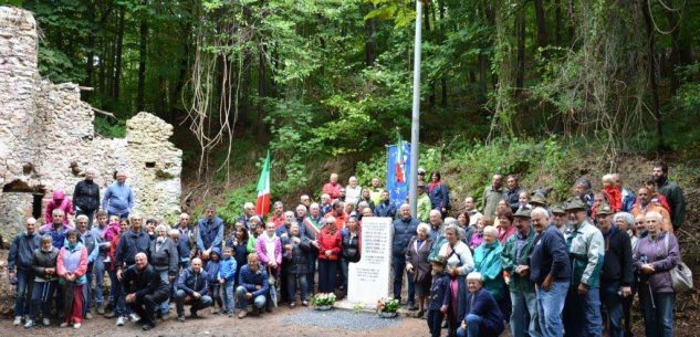 La Guida - Una lapide nel bosco per una famiglia trucidata