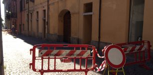 Transito vietato in via Cacciatori delle Alpi per balcone pericolante La Guida - Transito vietato in via Cacciatori delle Alpi per balcone pericolante