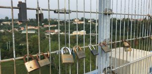 La Guida - Cuneo, anche il viadotto Soleri ha i suoi lucchetti romantici