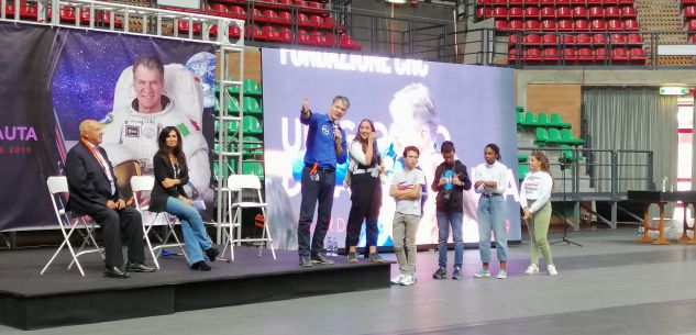 La Guida - Paolo Nespoli incontra 3000 studenti del cuneese