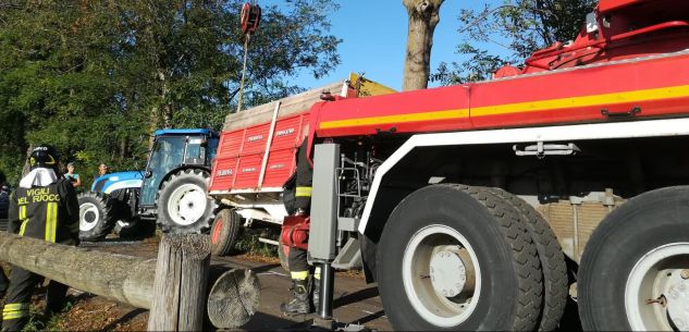 La Guida - Auto e trattore si urtano in una strada, nessun ferito