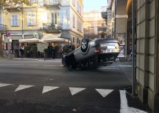 La Guida - Auto si ribalta in centro Cuneo, nessun ferito