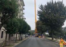 La Guida - Un tratto di corso Giovanni XXIII chiuso al traffico per smontare una gru
